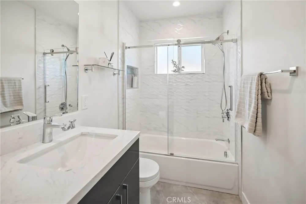 8434 Oakdale Avenue Winnetka, CA 91306