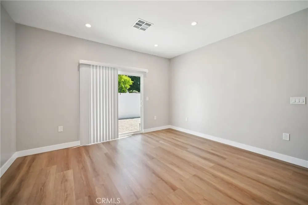 8434 Oakdale Avenue Winnetka, CA 91306