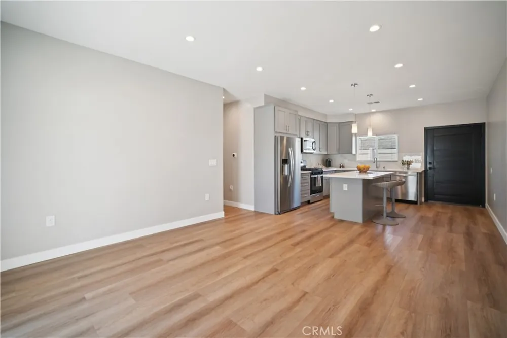 8434 Oakdale Avenue Winnetka, CA 91306