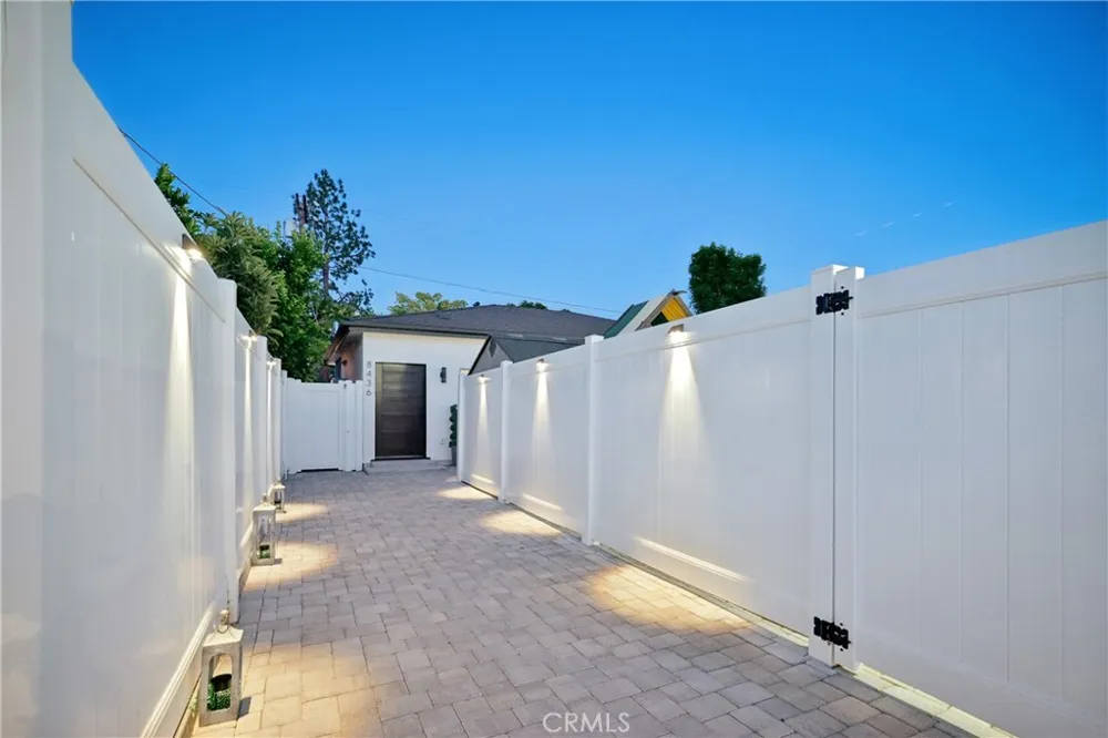8434 Oakdale Avenue Winnetka, CA 91306