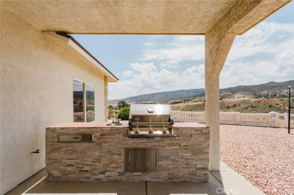 9753 Elizabeth Lake Road Leona Valley, CA 93551