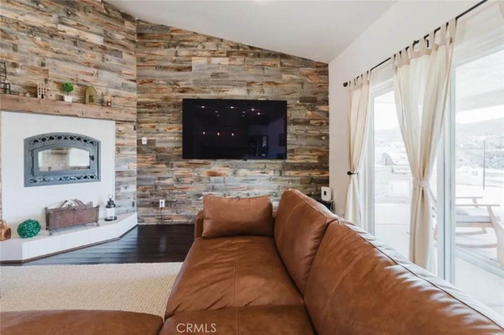 9753 Elizabeth Lake Road Leona Valley, CA 93551