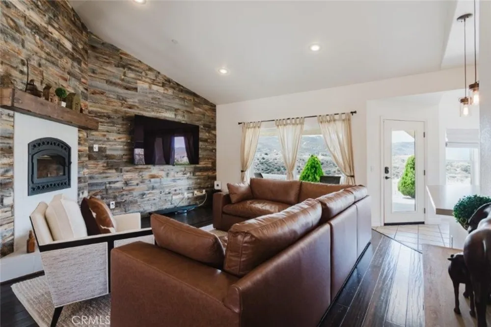 9753 Elizabeth Lake Road Leona Valley, CA 93551