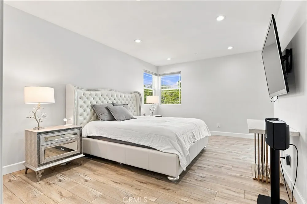 6926 Chimineas Avenue Reseda, CA 91335