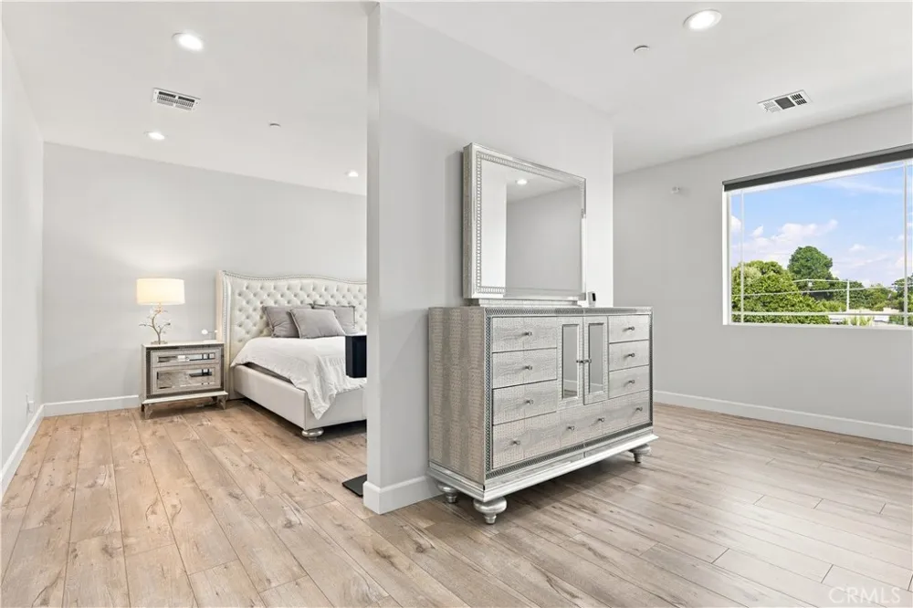 6926 Chimineas Avenue Reseda, CA 91335