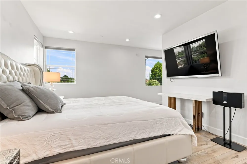 6926 Chimineas Avenue Reseda, CA 91335