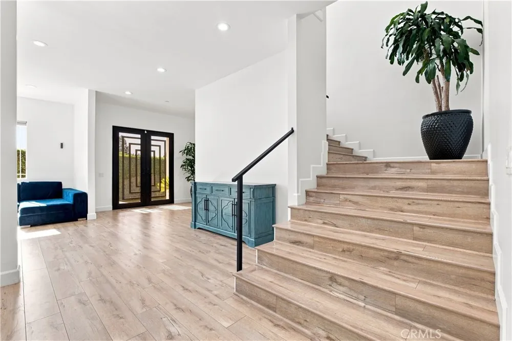 6926 Chimineas Avenue Reseda, CA 91335