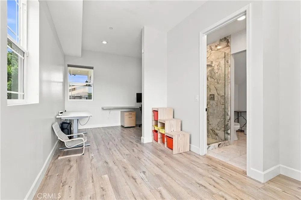 6926 Chimineas Avenue Reseda, CA 91335