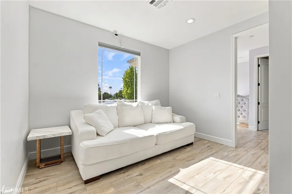 6926 Chimineas Avenue Reseda, CA 91335
