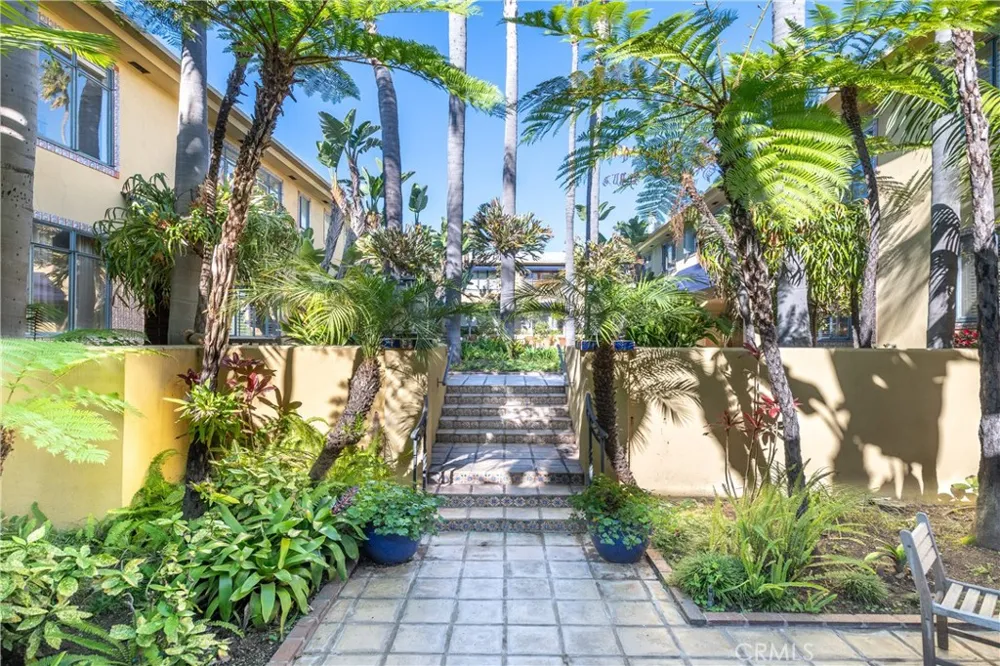 1615 Laurel Avenue #203 Los Angeles, CA 90046