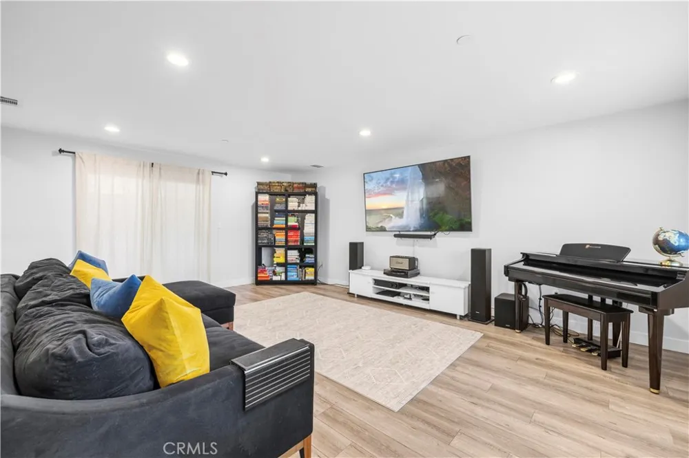 16557 Vine Terrace Van Nuys, CA 91406