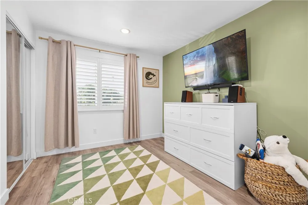 16557 Vine Terrace Van Nuys, CA 91406