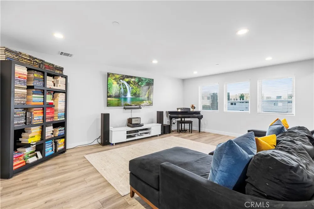 16557 Vine Terrace Van Nuys, CA 91406