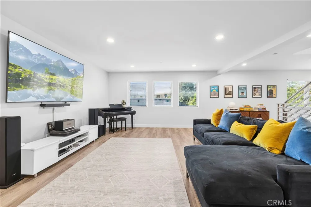 16557 Vine Terrace Van Nuys, CA 91406