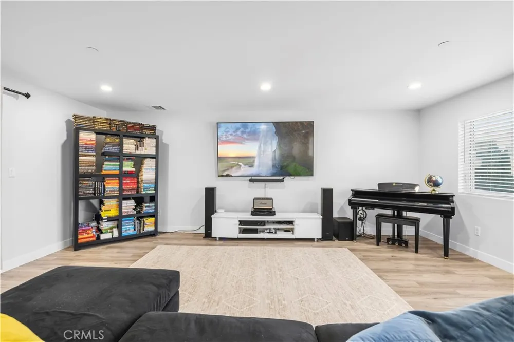 16557 Vine Terrace Van Nuys, CA 91406