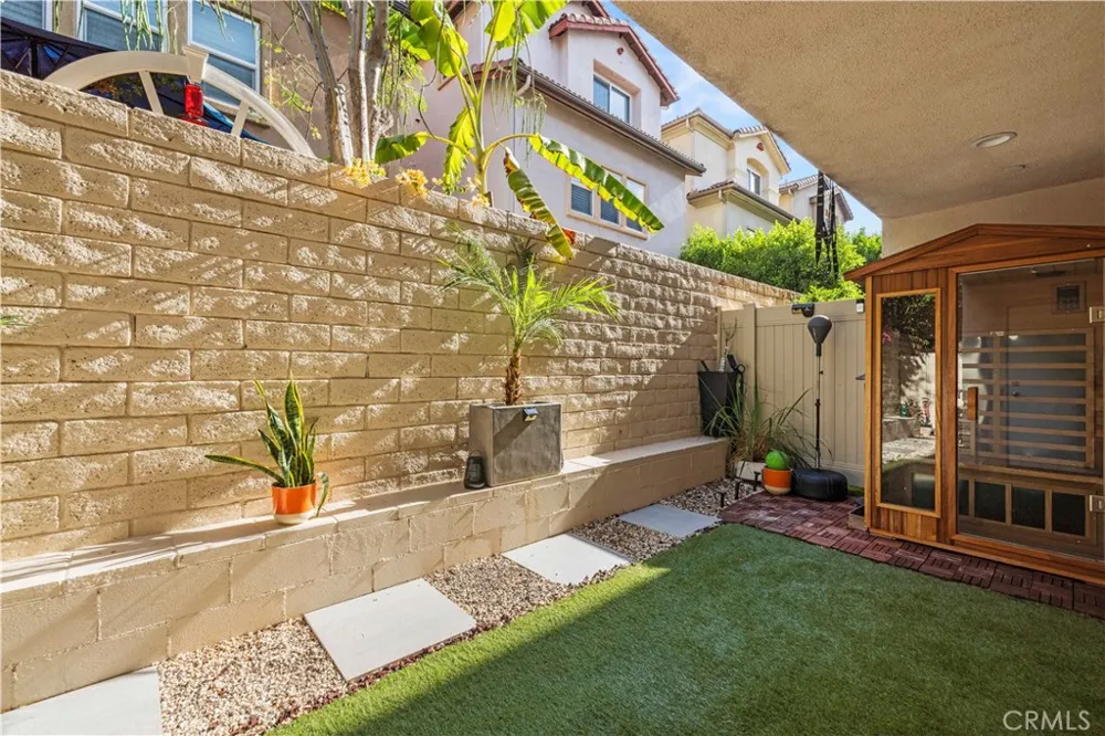 16557 Vine Terrace Van Nuys, CA 91406
