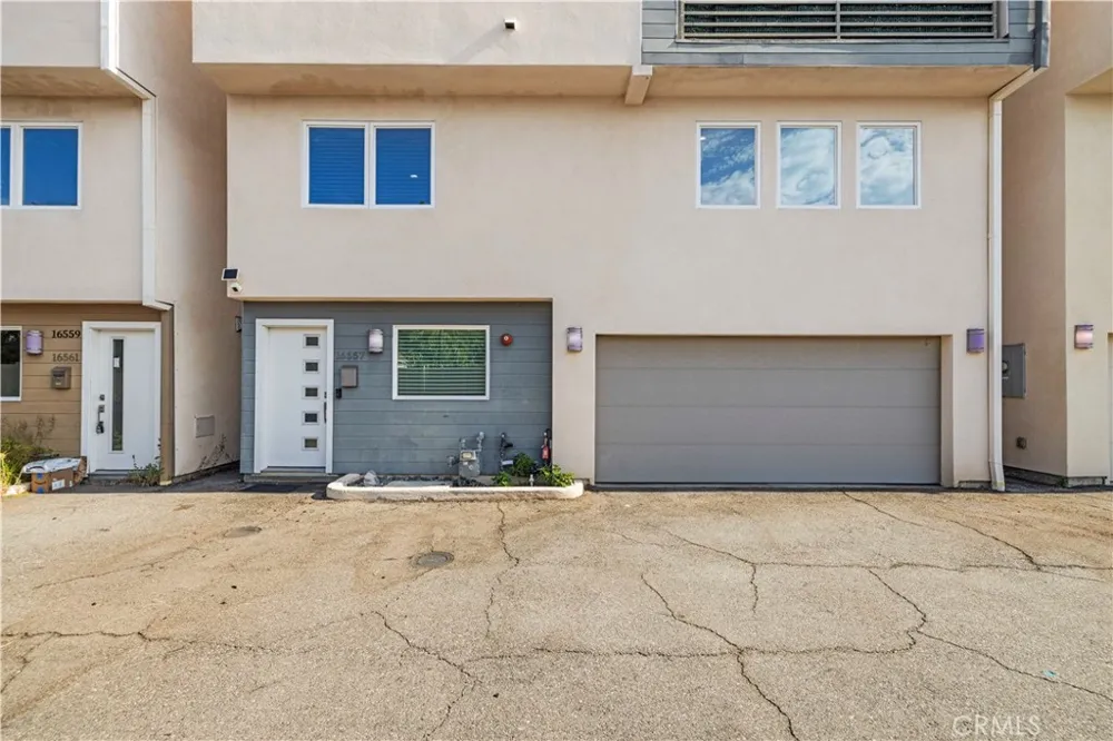 16557 Vine Terrace Van Nuys, CA 91406