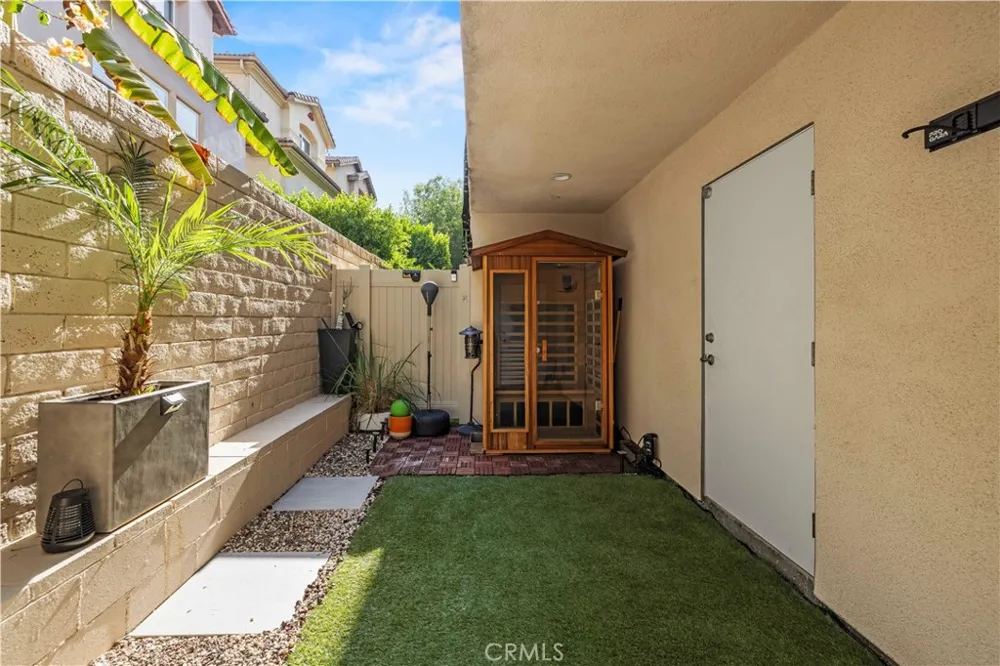 16557 Vine Terrace Van Nuys, CA 91406