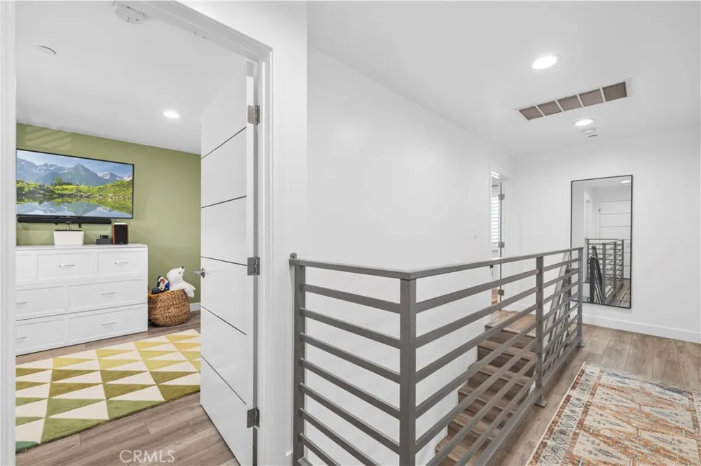 16557 Vine Terrace Van Nuys, CA 91406