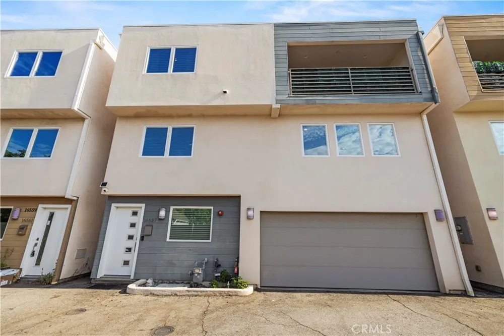 16557 Vine Terrace Van Nuys, CA 91406
