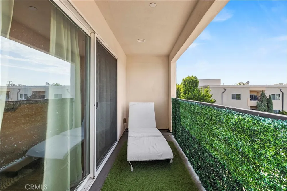 16557 Vine Terrace Van Nuys, CA 91406