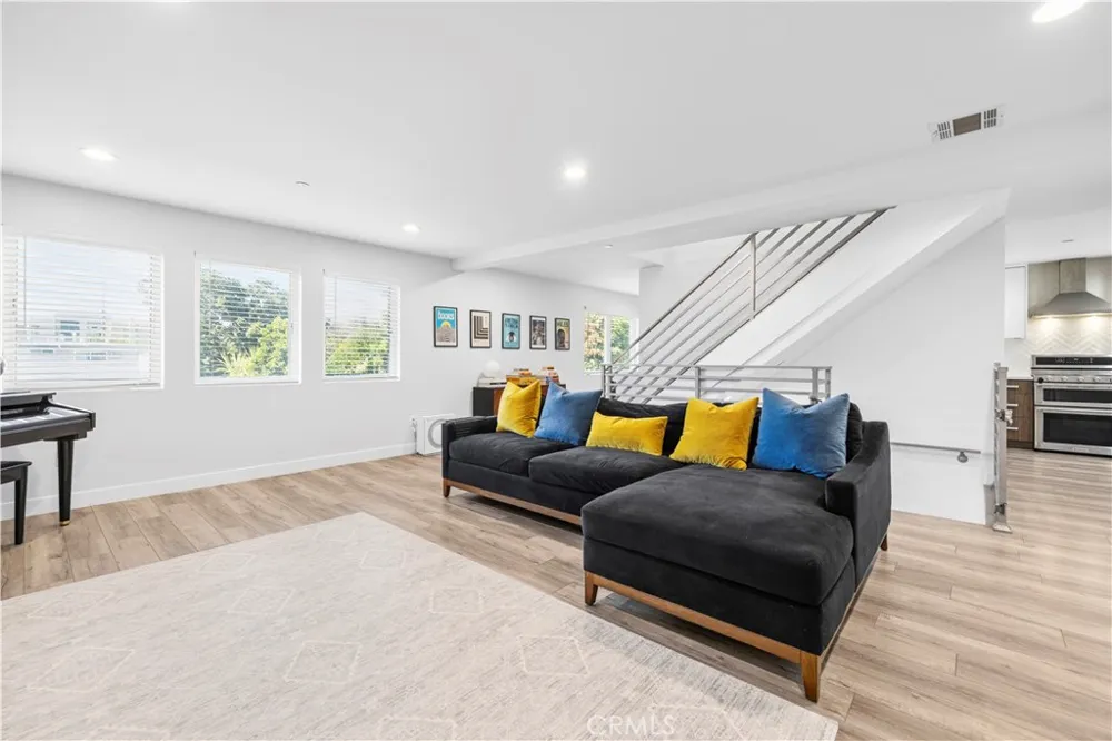 16557 Vine Terrace Van Nuys, CA 91406
