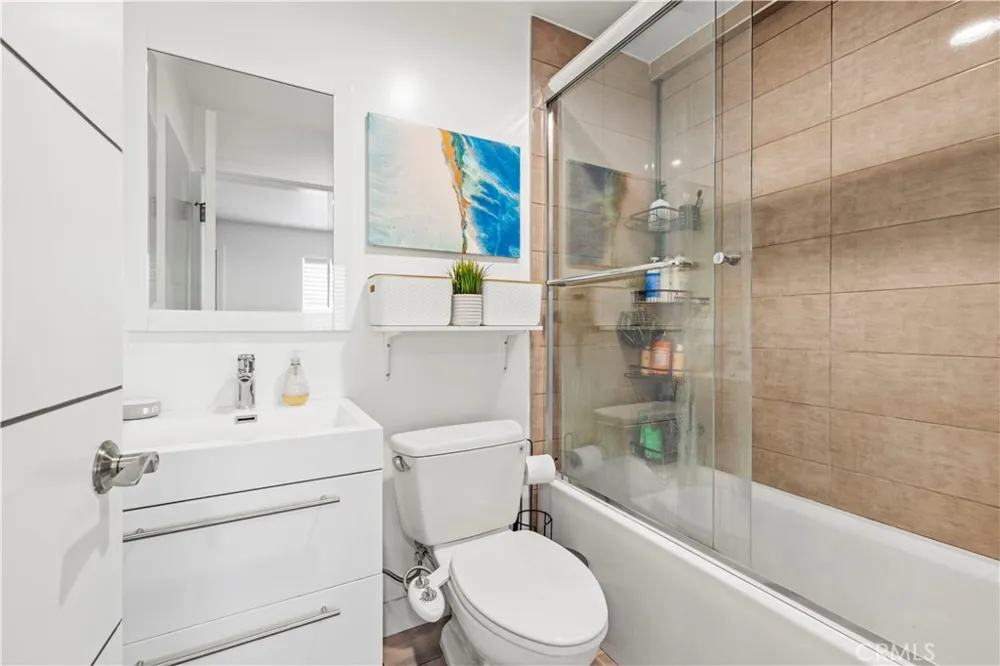 16557 Vine Terrace Van Nuys, CA 91406
