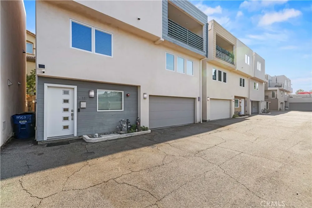 16557 Vine Terrace Van Nuys, CA 91406
