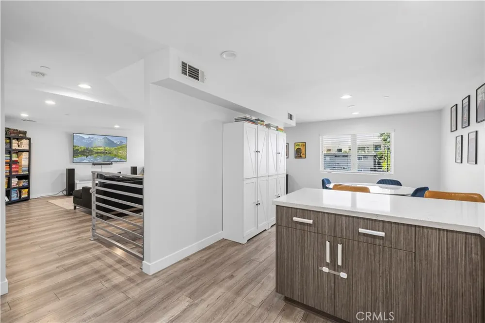 16557 Vine Terrace Van Nuys, CA 91406