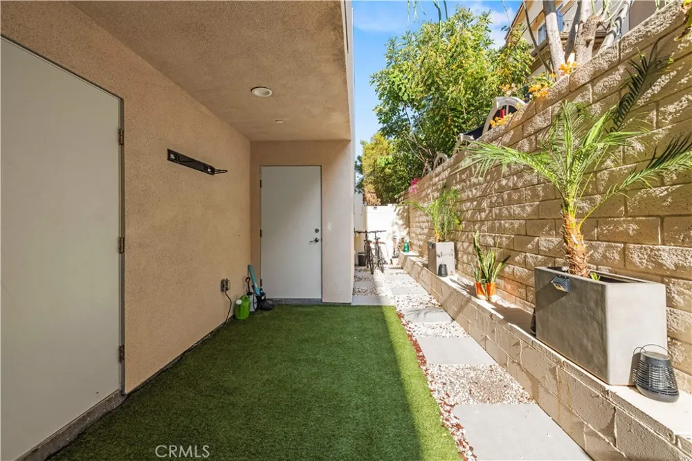 16557 Vine Terrace Van Nuys, CA 91406