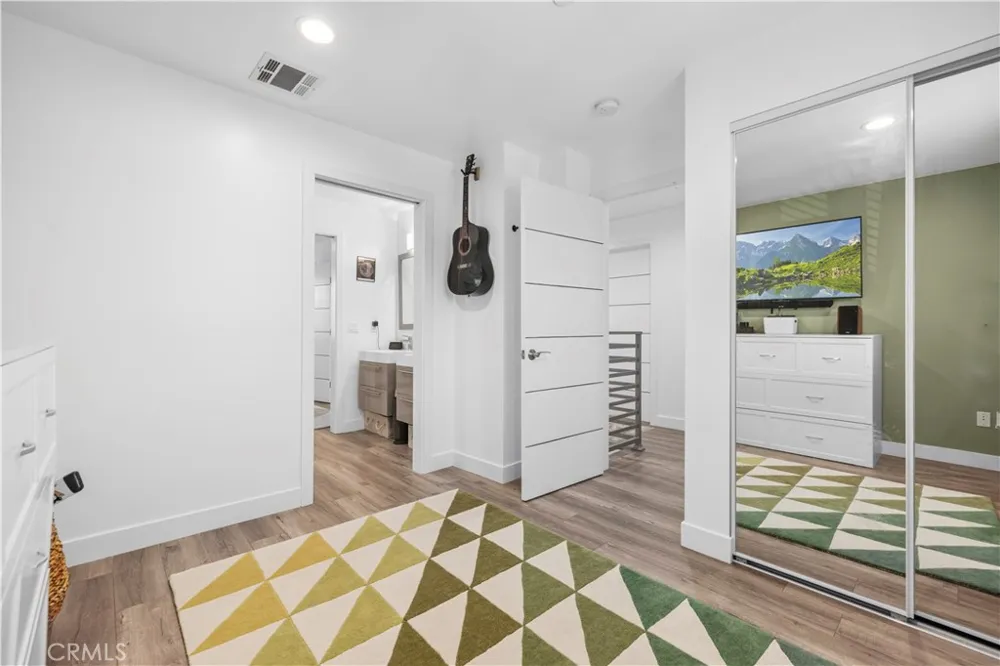 16557 Vine Terrace Van Nuys, CA 91406