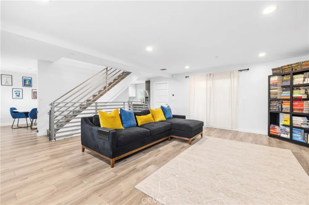16557 Vine Terrace Van Nuys, CA 91406