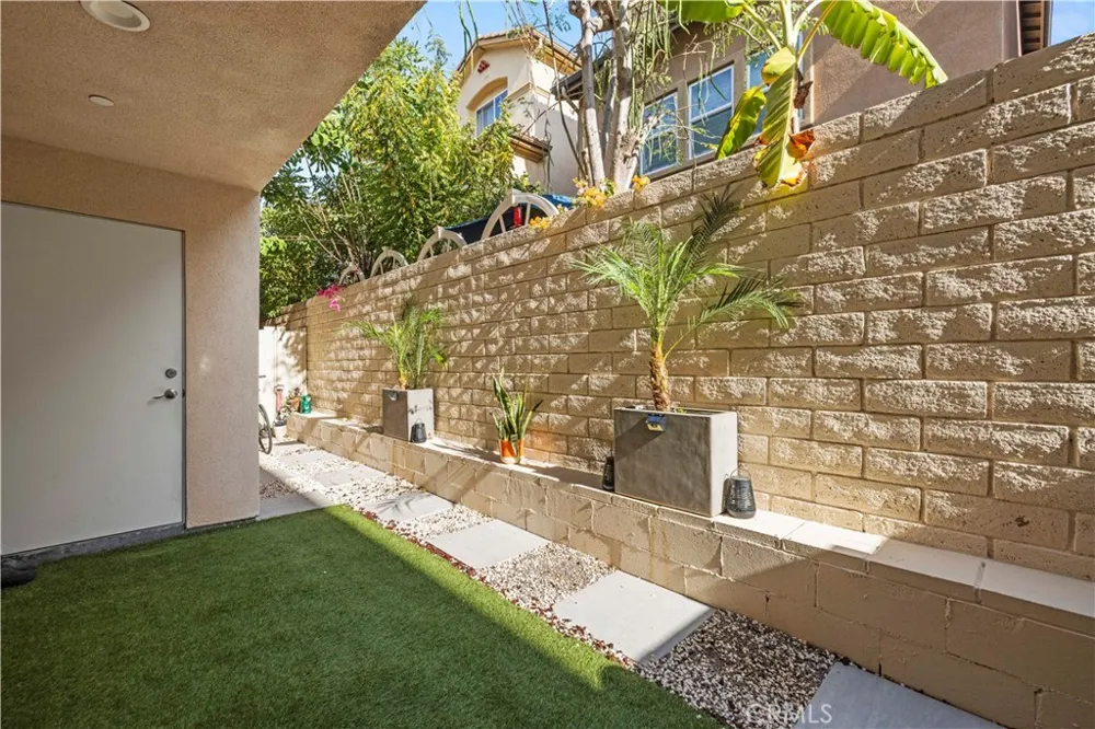 16557 Vine Terrace Van Nuys, CA 91406