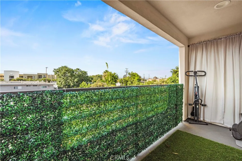 16557 Vine Terrace Van Nuys, CA 91406