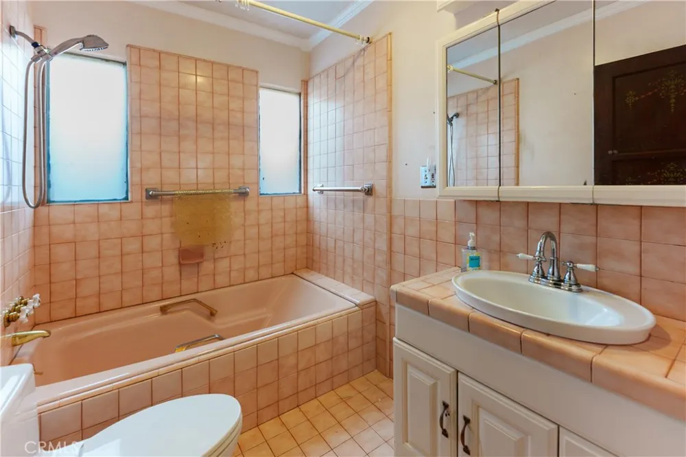11209 La Maida North Hollywood, CA 91601