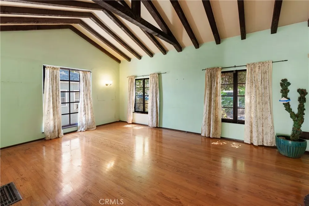 11209 La Maida North Hollywood, CA 91601