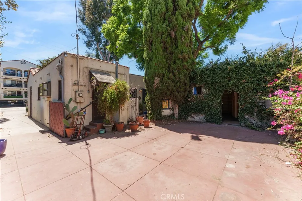 11209 La Maida North Hollywood, CA 91601
