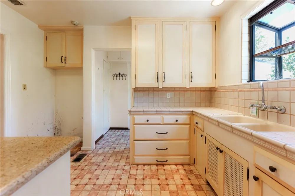 11209 La Maida North Hollywood, CA 91601