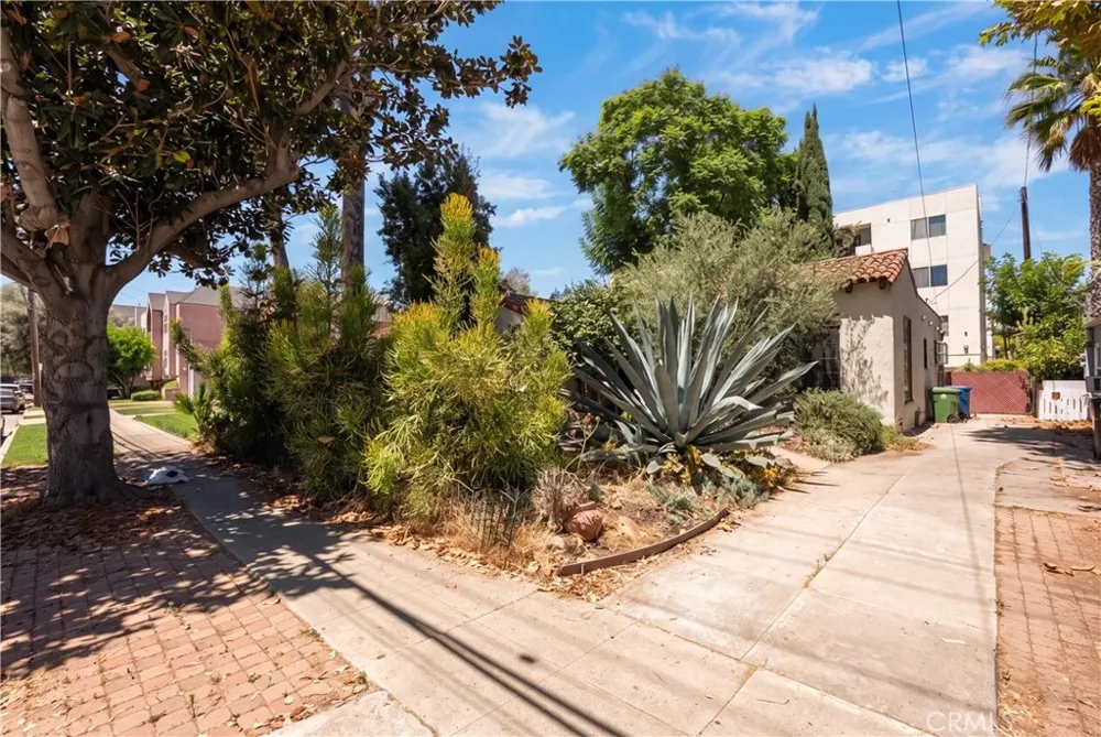 11209 La Maida North Hollywood, CA 91601