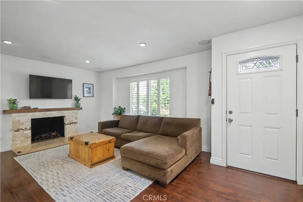 7329 Sausalito West Hills, CA 91307
