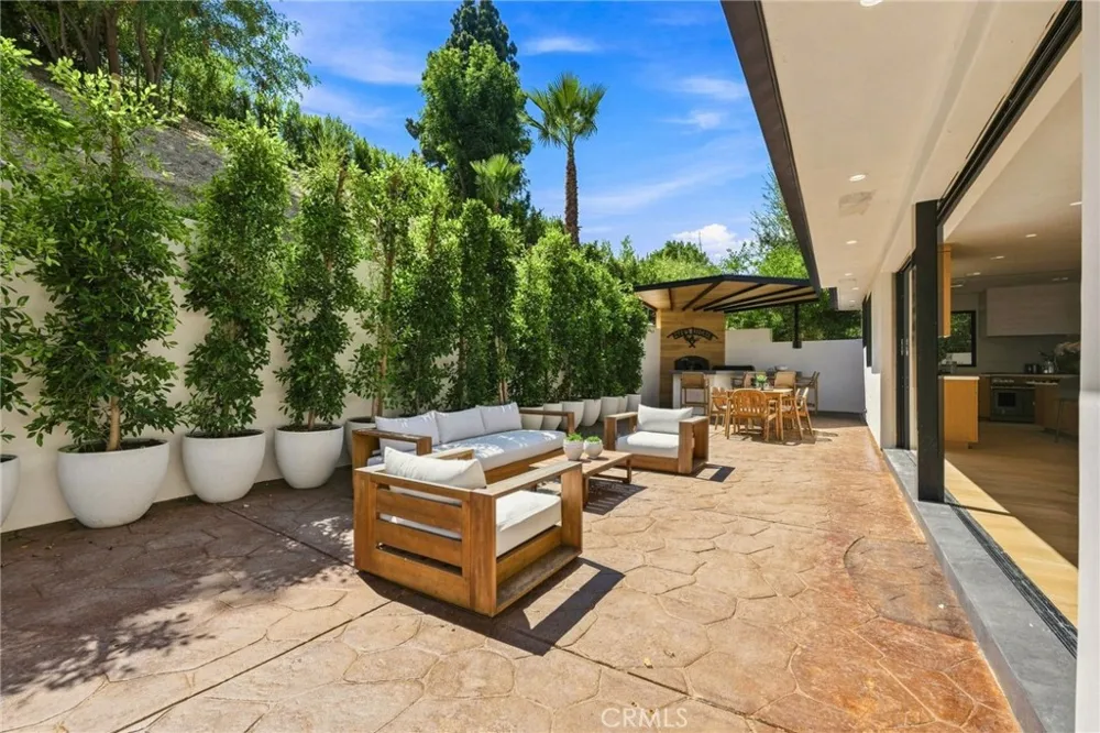 4949 Bilmoor Avenue Tarzana, CA 91356