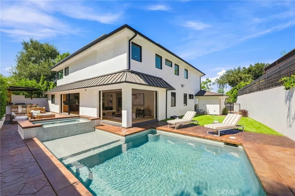 4949 Bilmoor Avenue Tarzana, CA 91356