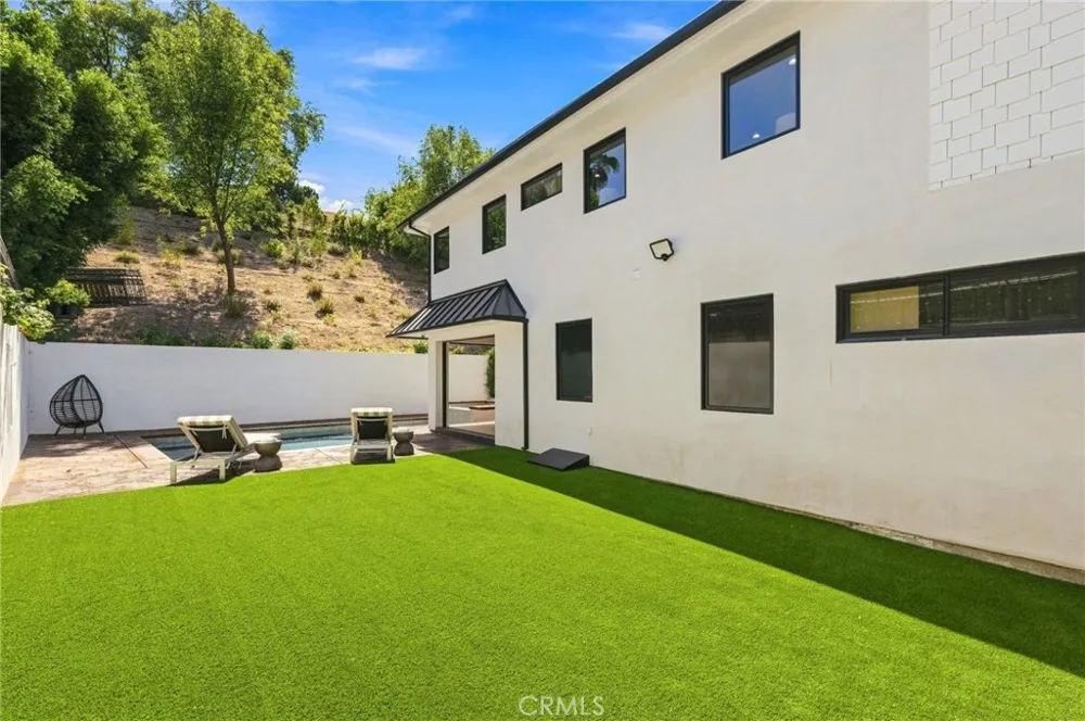4949 Bilmoor Avenue Tarzana, CA 91356