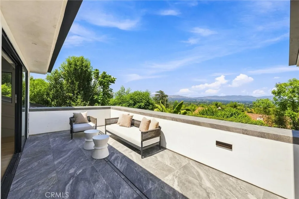 4949 Bilmoor Avenue Tarzana, CA 91356