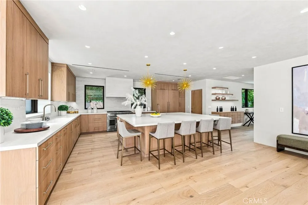 4949 Bilmoor Avenue Tarzana, CA 91356