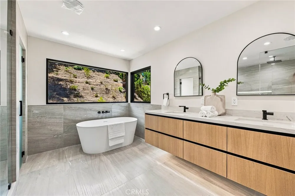 4949 Bilmoor Avenue Tarzana, CA 91356