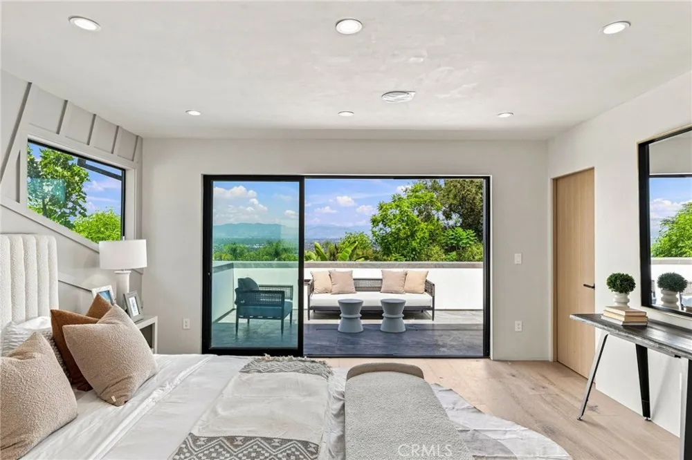 4949 Bilmoor Avenue Tarzana, CA 91356