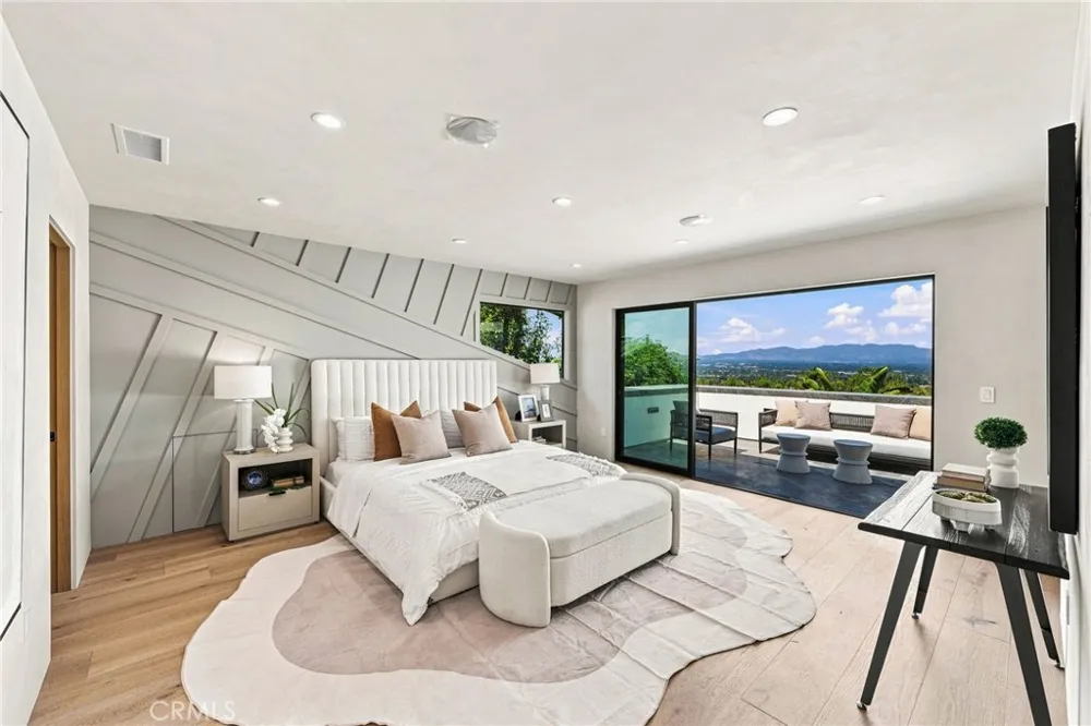 4949 Bilmoor Avenue Tarzana, CA 91356