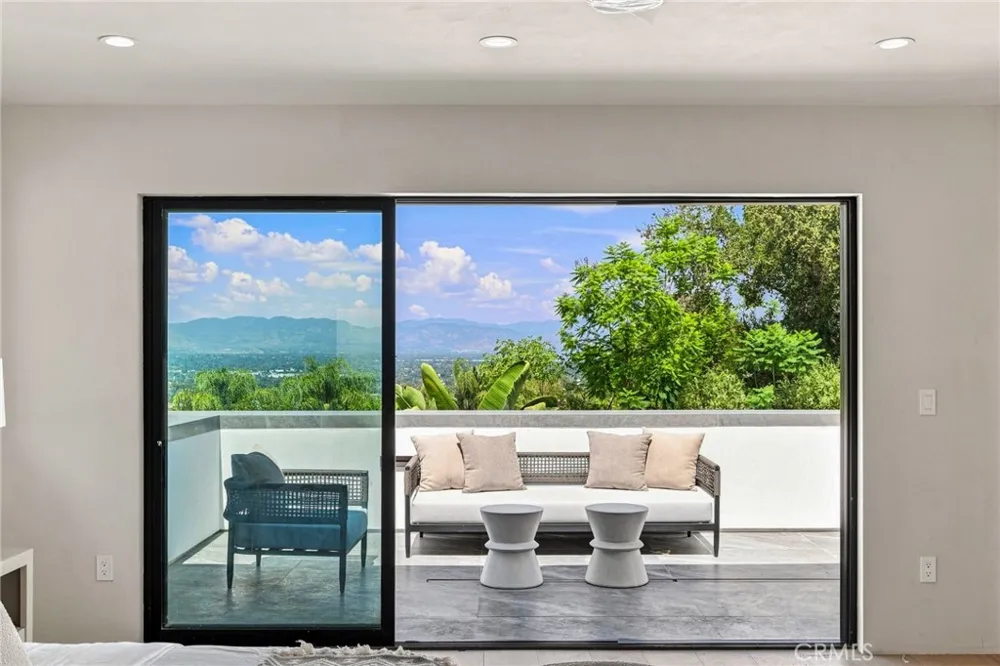 4949 Bilmoor Avenue Tarzana, CA 91356