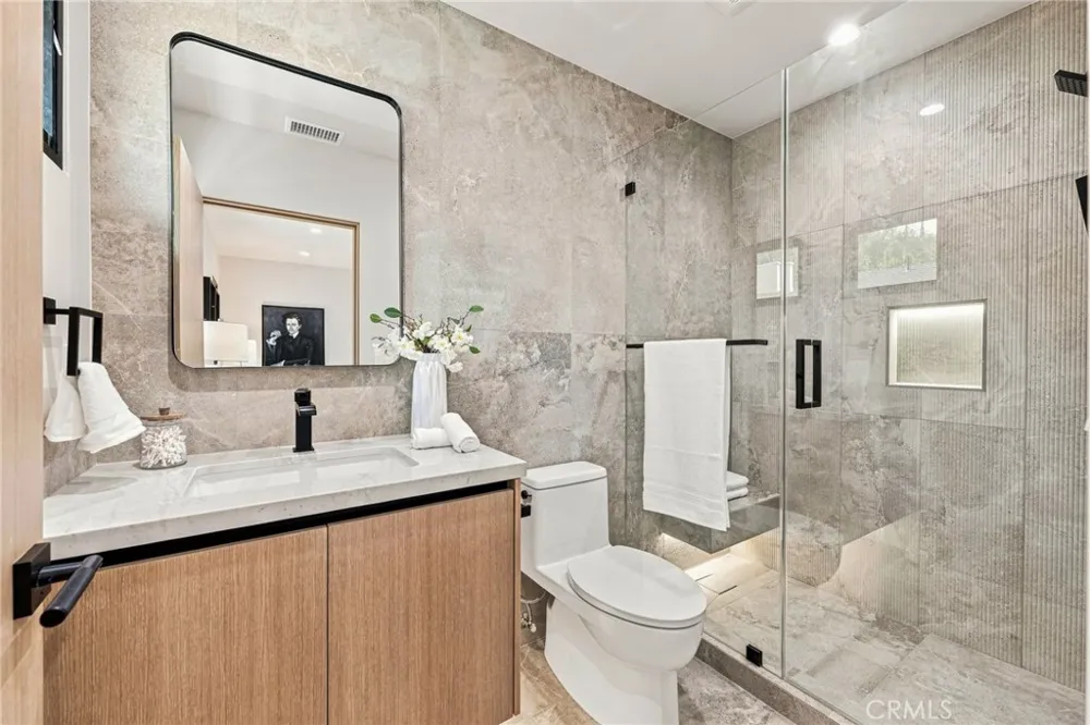 4949 Bilmoor Avenue Tarzana, CA 91356